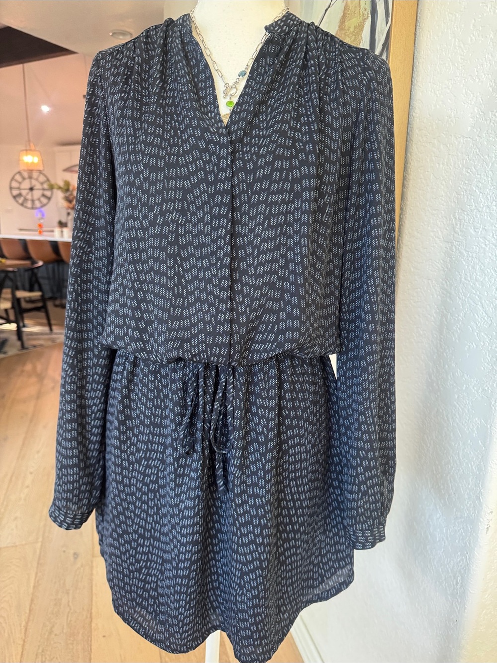 Long-Sleeve V-Neck Drawstring Flowy Waist Dress - Navy and White Pattern XS Size
